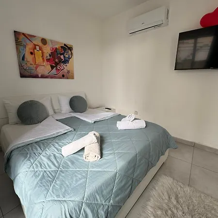 Lovely One Bedroom Apartment *